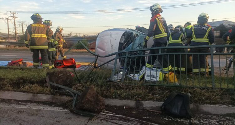 Un conductor lesionado tras colisión y volcamiento en ruta que une Hualpén y Talcahuano
