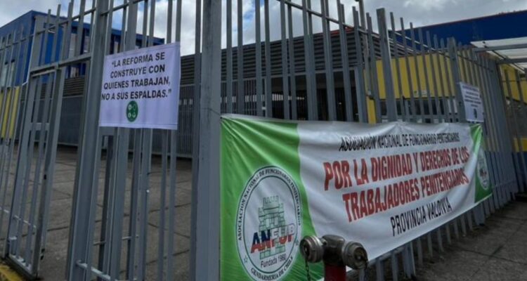 Gendarmes se manifiestan al interior de la cárcel de Valdivia en rechazo a reforma a la institución