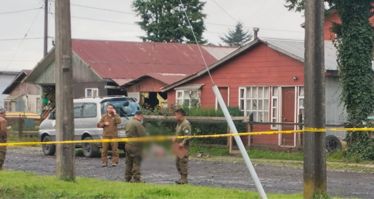 Encuentran a hombre muerto en plena vía pública en Chaitén: había un palo ensangrentado en la escena