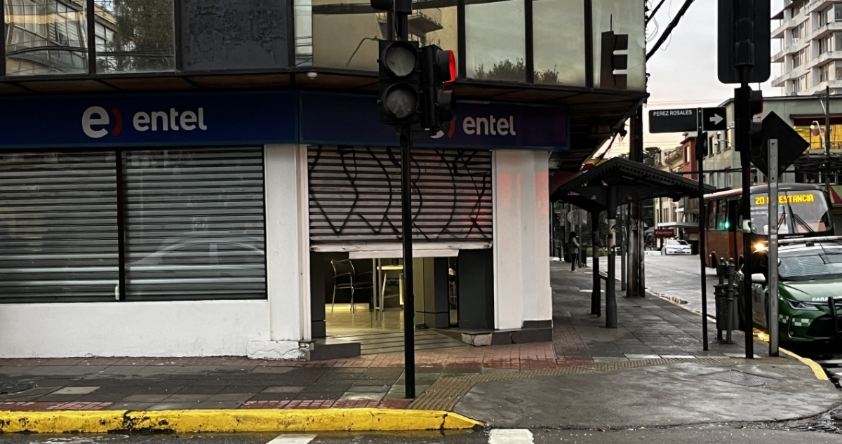 Delincuentes roban teléfonos desde tienda Entel en el centro de Valdivia