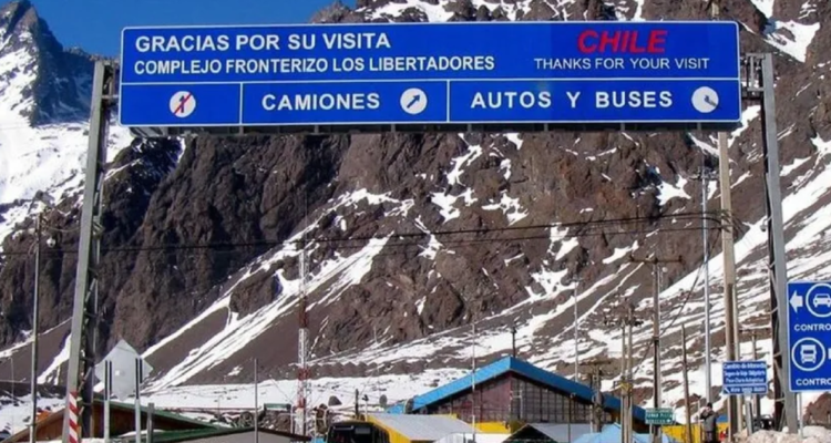 Contraloría detecta fallas en paso Los Libertadores: autos pueden entrar a Chile por carril de salida