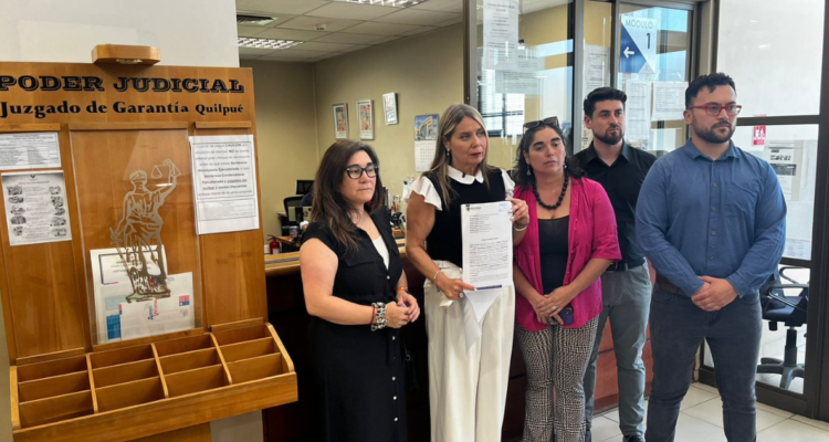 Municipio de Quilpué ingresa querella por incendio en feria libre: barristas habrían lanzado vengalas