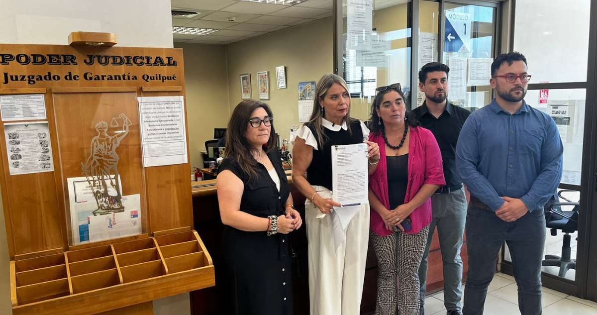 Municipio de Quilpué ingresa querella por incendio en feria libre: barristas habrían lanzado vengalas
