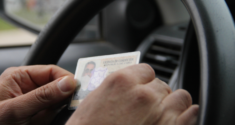 Investigan a cinco funcionarios del Municipio de Chillán por presunta ven de licencias de conducir