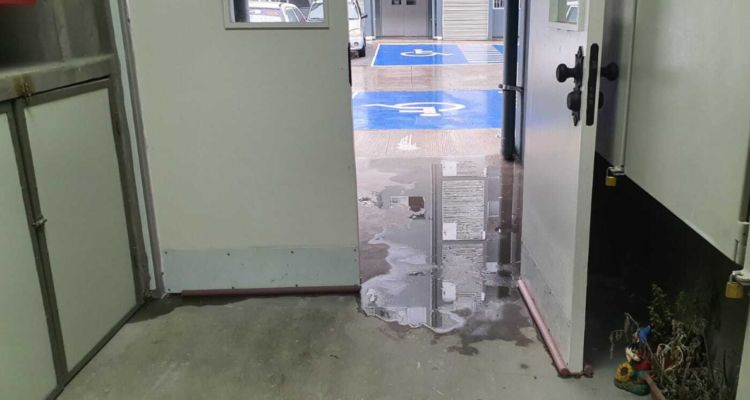 Vecinos de condominio recientemente entregado por el Serviu sufrieron filtraciones por lluvias