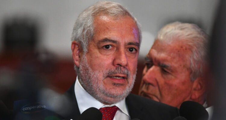 Funcionarios del Congreso se movilizan para impedir el regreso de Raúl Guzmán a la testera del Senado