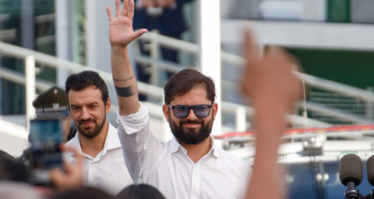 Gabriel Boric reaparece públicamente en congreso del Frente Amplio tras dejar La Moneda