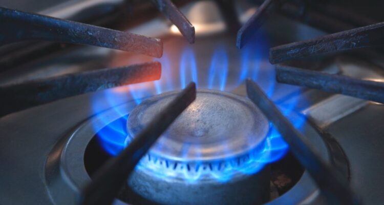 En torno al 10%: Abastible proyecta aumento de precio del gas licuado en medio de alza de combustibles