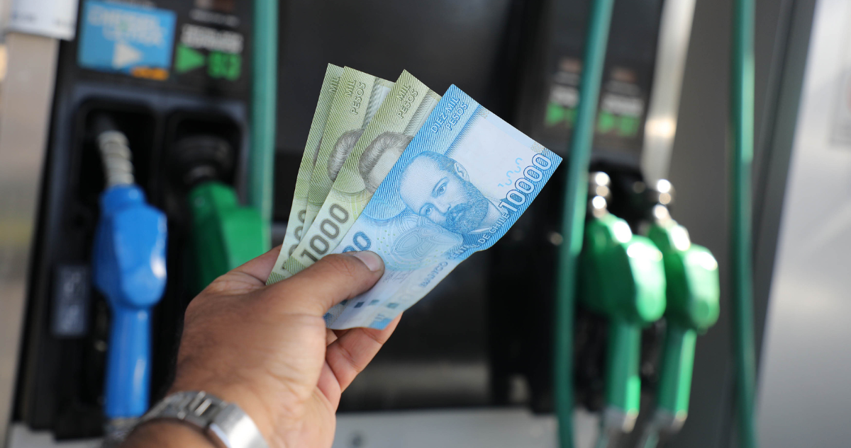 Alza de las bencinas: 5 prácticas sencillas para gastar menos combustible al conducir