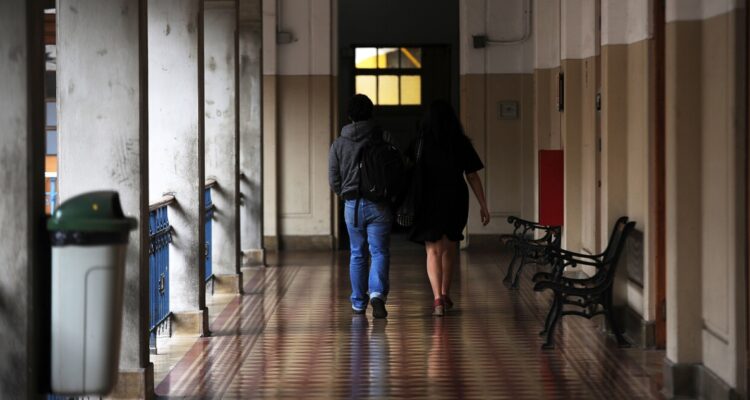 Oposición acusa "recorte de derechos sociales" por proyecto que limitaría gratuidad universitaria