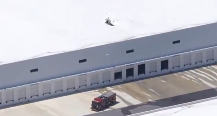 Mueren dos personas al estrellarse un helicóptero contra el techo de un almacén en Florida, EEUU