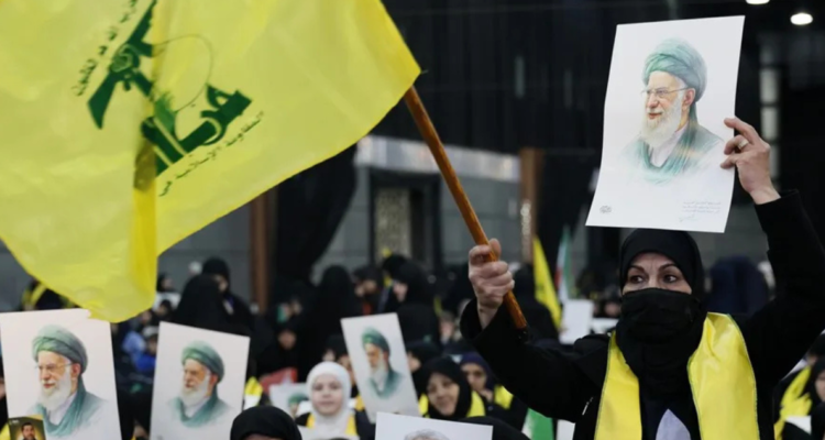 Imagen de archivo de seguidores de Hezbolá con retratos del ayatolá Ali Jameneí en Beirut