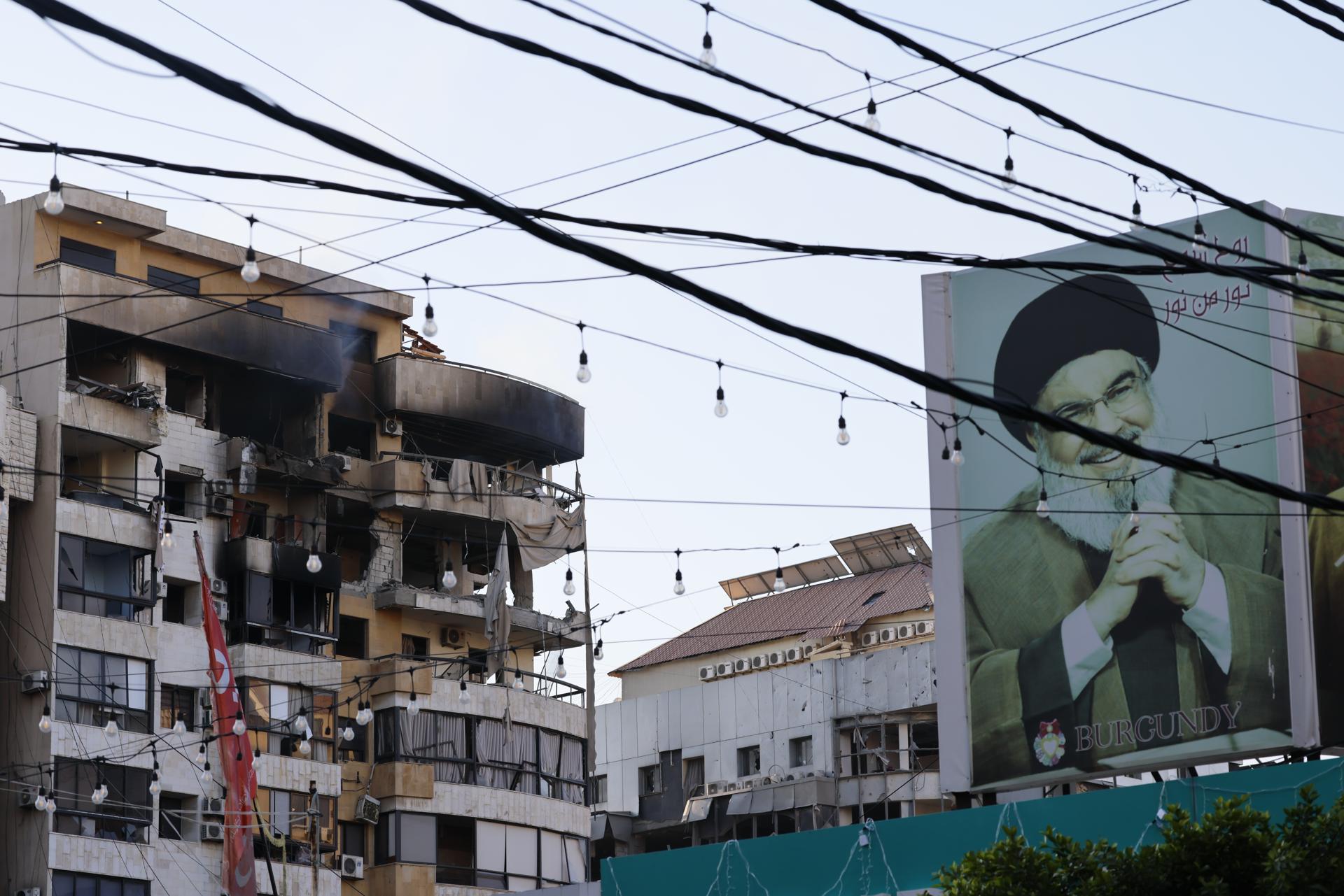 Una valla publicitaria del difunto líder de Hezbolá, Hassan Nasrallah, cerca de un edificio atacado por Israel en Beirut
