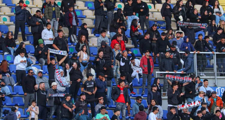 Hinchas de Colo Colo desafían prohibición e ingresan al Ester Roa para apoyar a albos ante Concepción