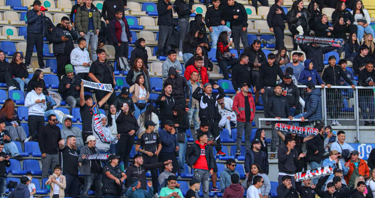 Hinchas de Colo Colo desafían prohibición e ingresan al Ester Roa para apoyar a albos ante Concepción