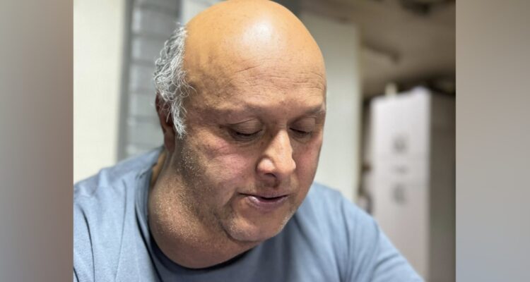 Hombre con enorme bulto en el cuello en Victoria