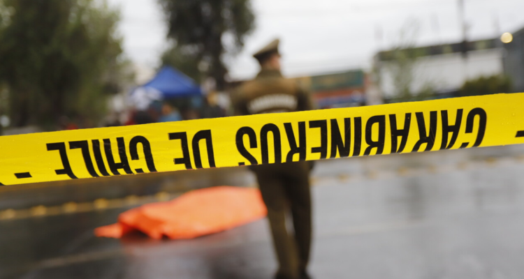 Hombre muere tras impactar su vehículo contra poste de alumbrado público en Coronel