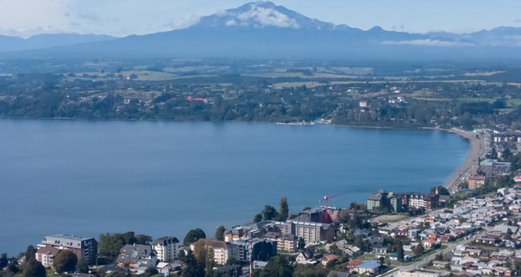 https://media.biobiochile.cl/wp-content/uploads/2026/03/humedales-depuradores-y-mas-municipios-de-los-lagos-adoptan-medidas-para-resguardar-lago-llanquihue-750x400.png