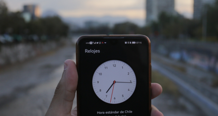 Este es el huso horario real que debería tener Chile: no es el que se adapta con el cambio de hora