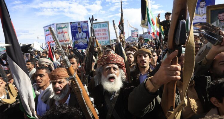 Partidarios de los hutíes gritan consignas durante una manifestación en solidaridad con Irán en Saná, Yemen