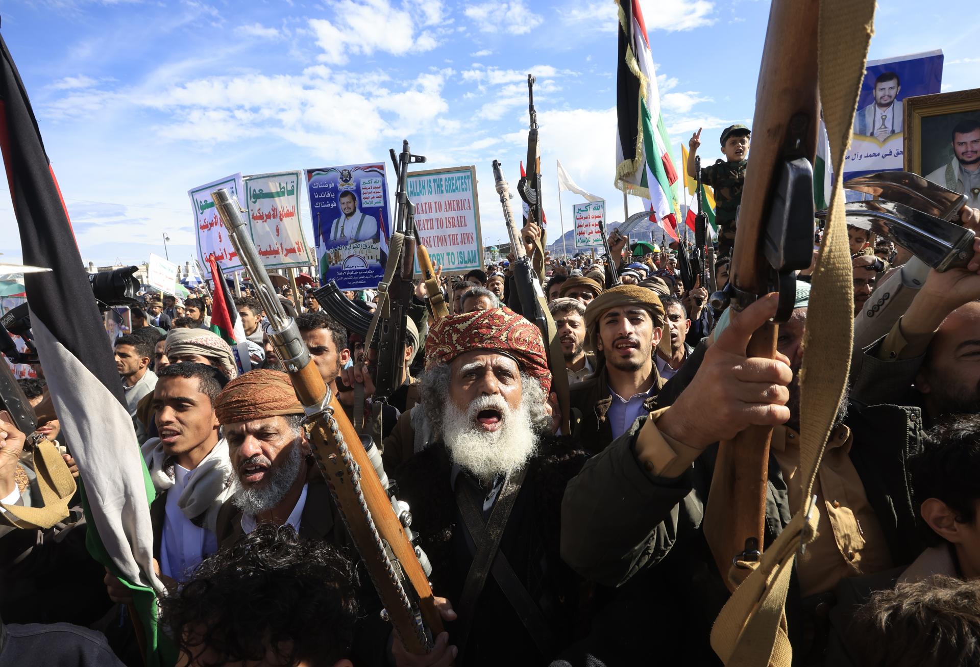 Partidarios de los hutíes gritan consignas durante una manifestación en solidaridad con Irán en Saná, Yemen