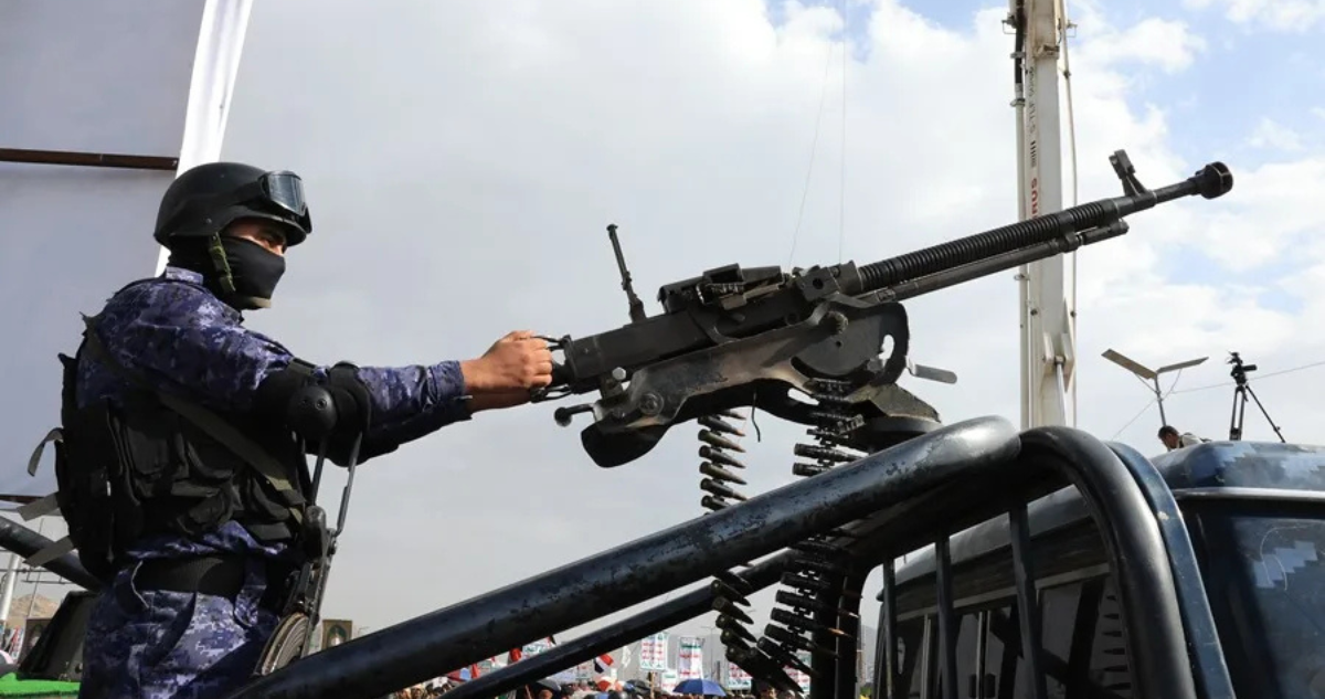 Un soldado hutí patrulla durante una protesta contra EEUU e Israel en Sana (Yemen) en junio de 2025