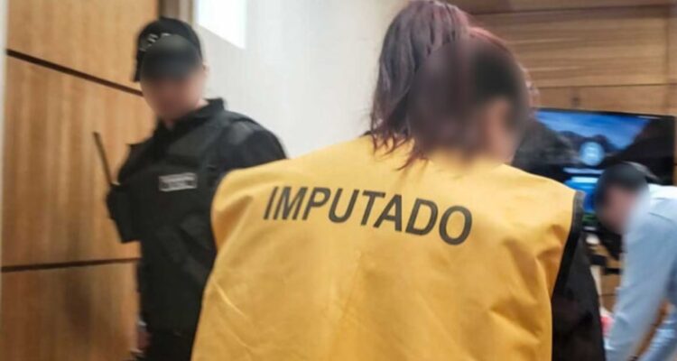 Mujer queda en prisión preventiva por ataques en Curicó: disparó y quemó a dos personas distintsa