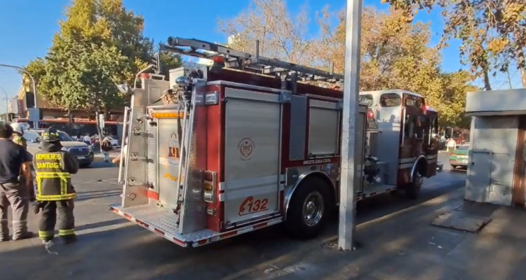 Incendio afecta a local comercial de Santiago: su frontis ya estaba destruido por otro siniestro