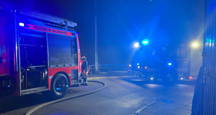 Al menos una vivienda afectada por el fuego deja incendio en Cerro Toro de Valparaíso