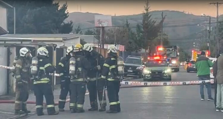 Voraz incendio destruye tres casas y una mueblería en Chiguayante