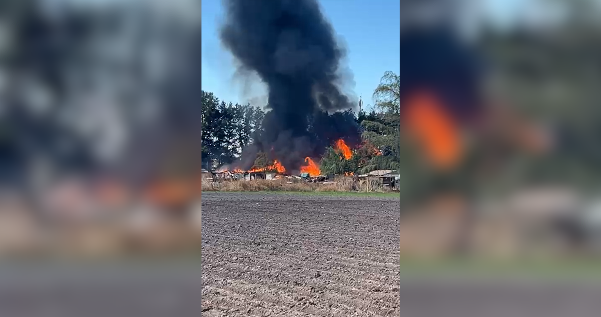 Incendio destruye fábrica de ataúdes en Pudahuel una vivienda resultó afectada tras propagación