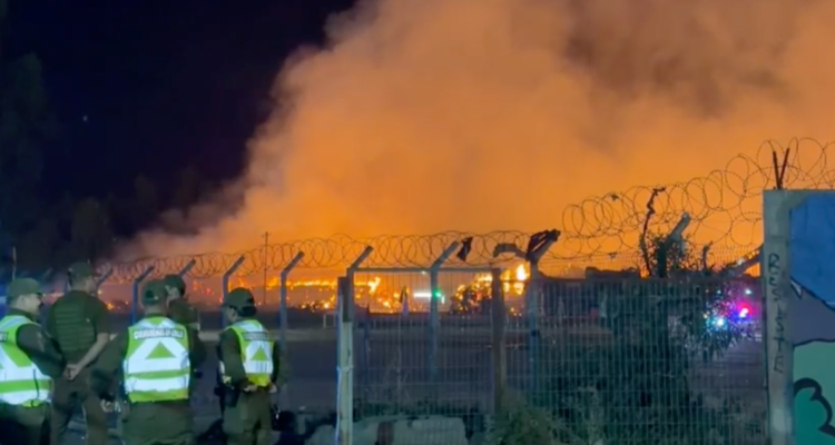 Sigue el combate por incendio en papelera de Puente Alto: hay cuatro colegios con clases suspendidas