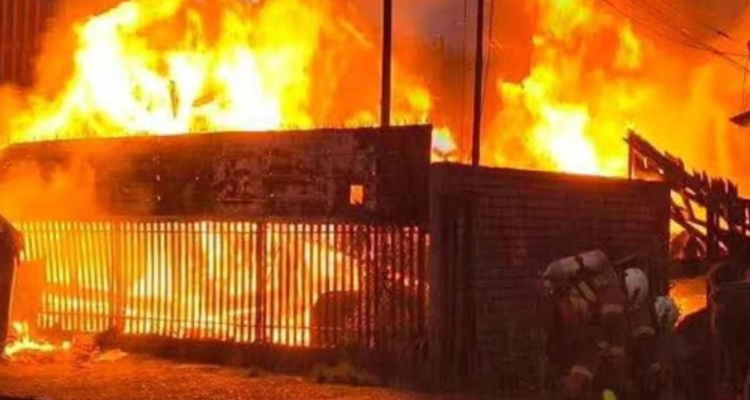 Dos fallecidos deja incendio de vivienda en Puerto Montt