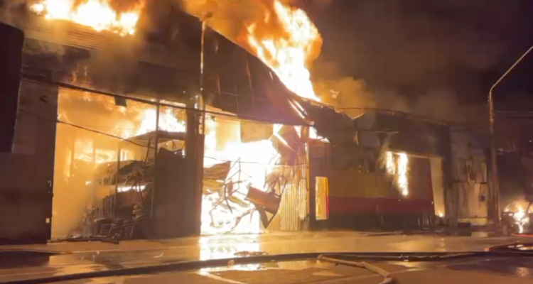 Incendio afecta a galpones de la Zona Franca en Iquique: se registran varias explosiones