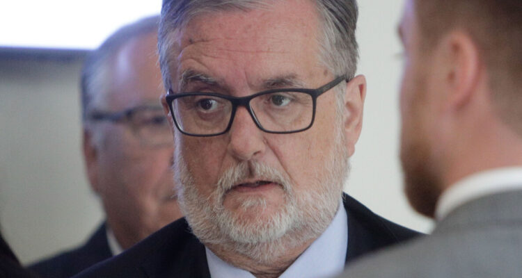 El Ministro Francisco Undurraga evita pronunciarse sobre ajuste presupuestario; genera incertidumbre en la industria cultural local.