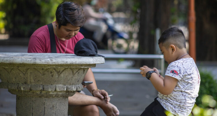 Indonesia comienza a prohibir uso de redes sociales a menores de 16 años