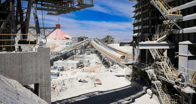 INE: La producción minera logra ligero repunte en febrero y el comercio continúa con su buena racha