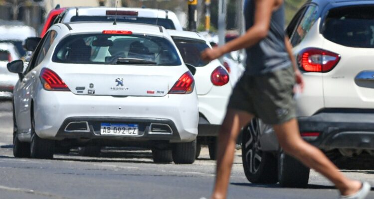 Aprueban reportar infracciones de tránsito con videos y fotos a través de WhatsApp en Argentina