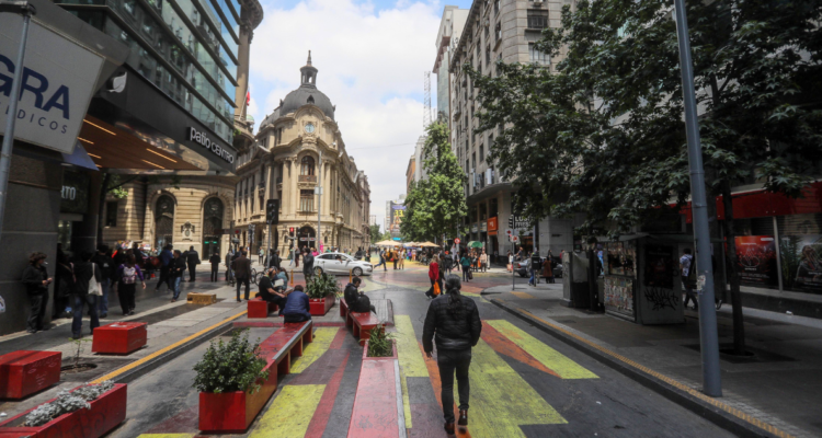 Foto de contexto de personas caminando por Santiago