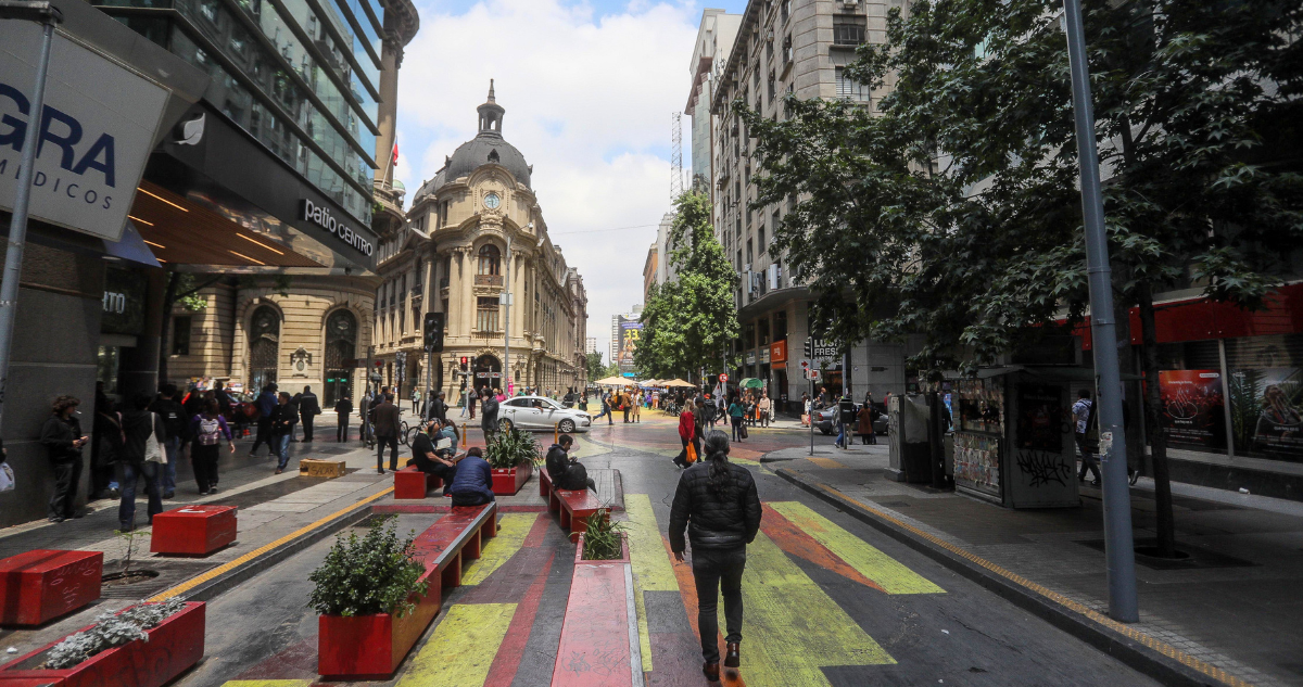 Foto de contexto de personas caminando por Santiago