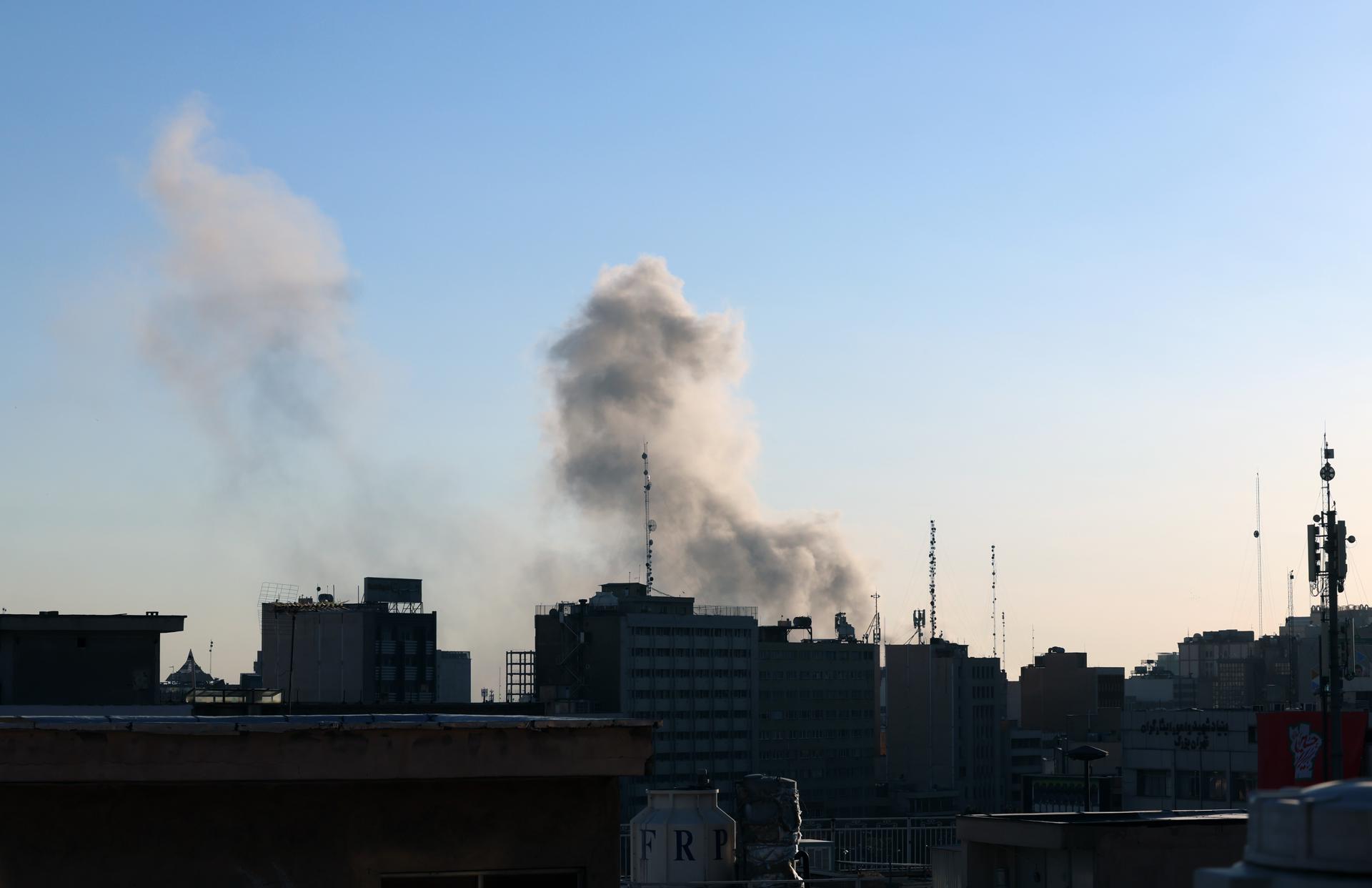Imagen de contexto de una columna de humo tras un ataque aéreo en el centro de Teherán