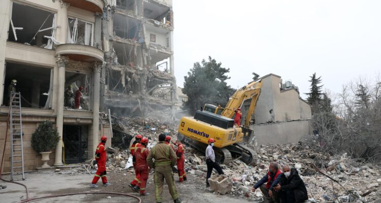 Daños en edificios residenciales tras ataques en el norte de Teherán, Irán