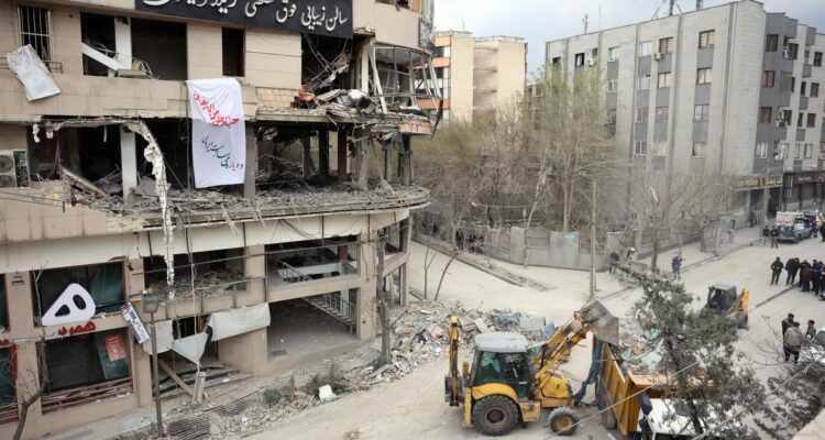 Vista de un edificio de oficinas destruido tras ataque aéreo en el norte de Teherán, Irán
