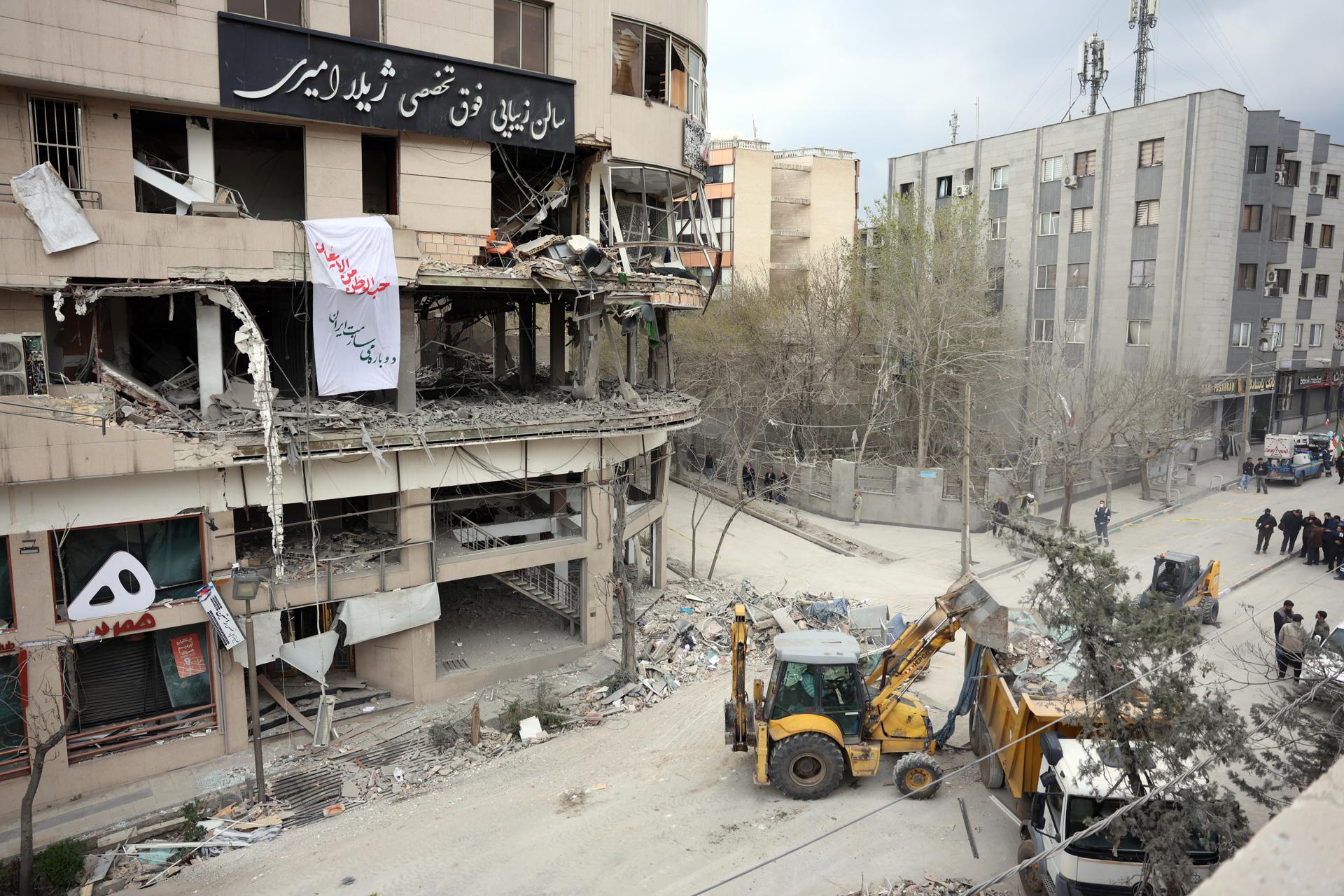 Vista de un edificio de oficinas destruido tras ataque aéreo en el norte de Teherán, Irán