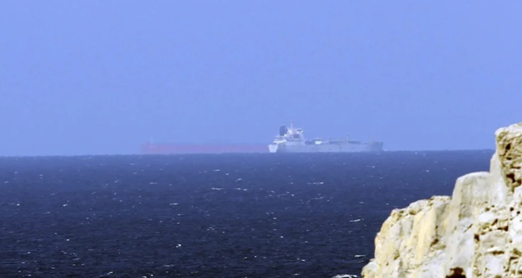 Petroleros cruzan el Estrecho de Ormuz, en Omán