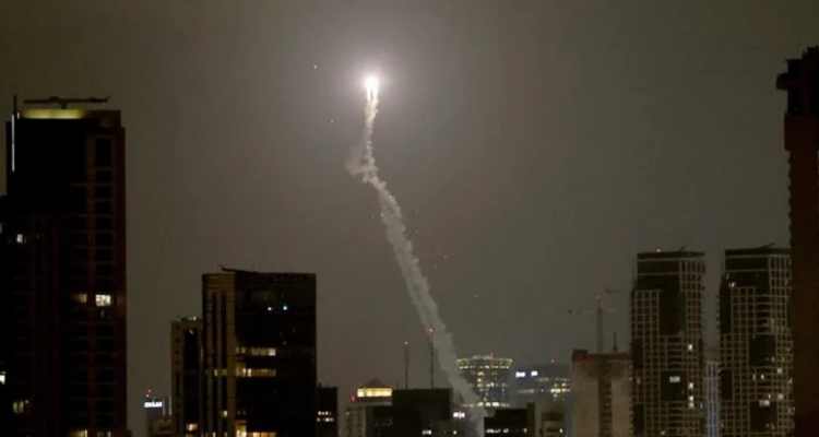 El sistema de defensa aérea israelí intercepta misiles disparados desde Irán sobre Tel Aviv