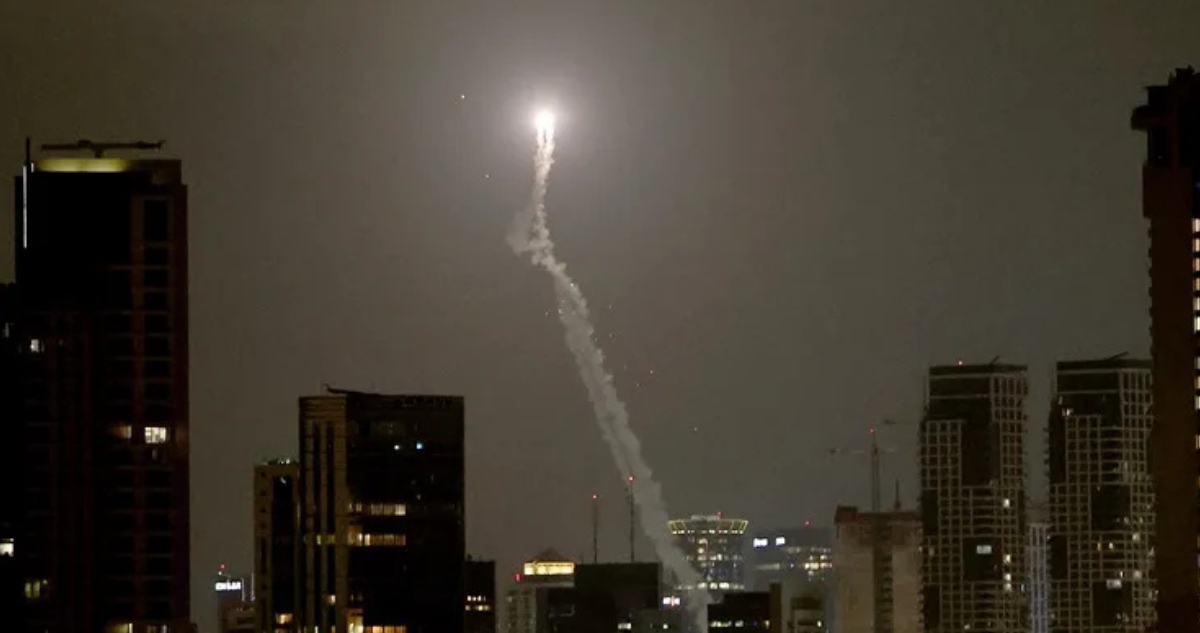 El sistema de defensa aérea israelí intercepta misiles disparados desde Irán sobre Tel Aviv