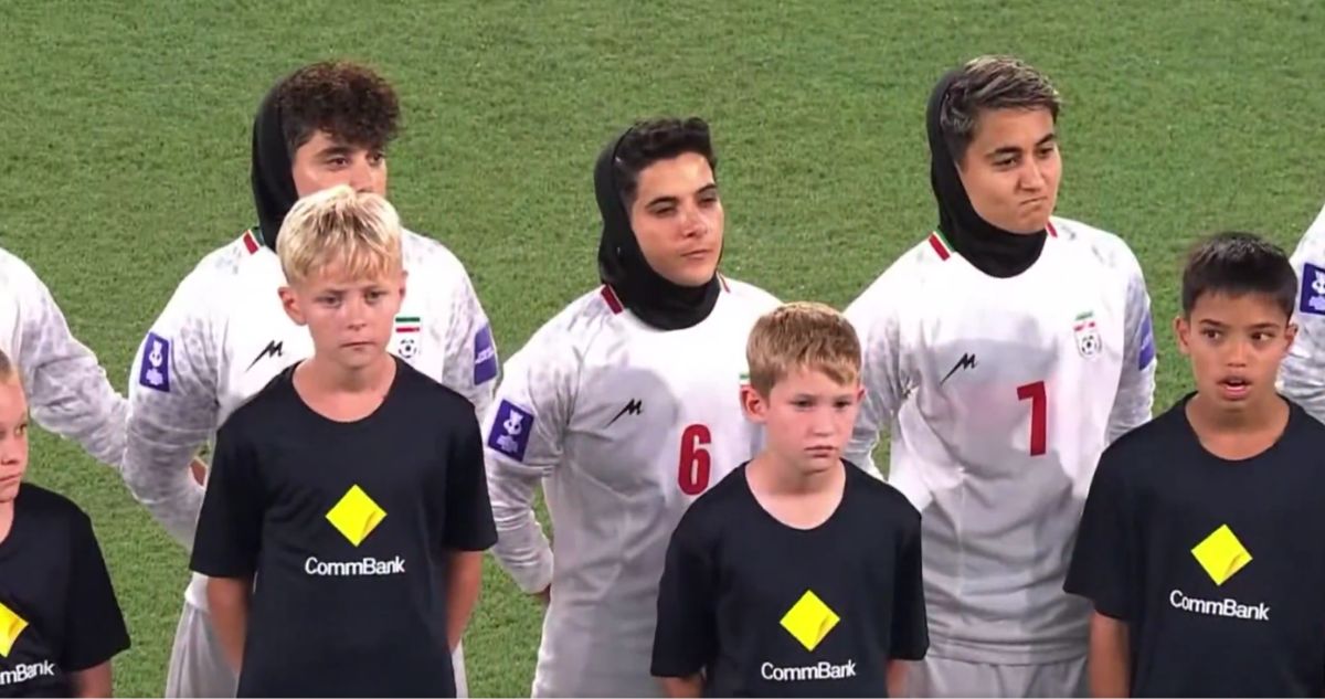 Selección femenina de Irán guarda silencio durante himno en debut en Copa Asiática ante Corea del Sur