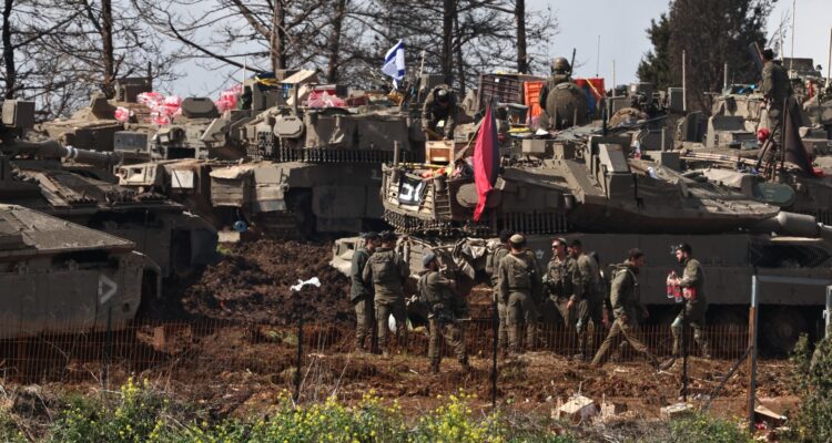 Soldados israelíes con sus tanques se reúnen en una posición no revelada de la frontera entre Israel y el Líbano