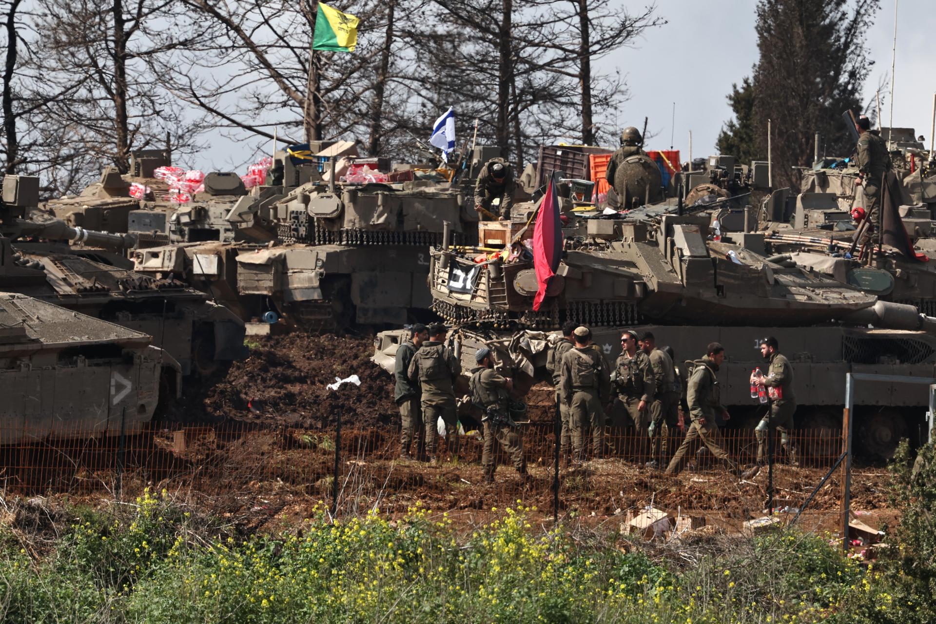 Soldados israelíes con sus tanques se reúnen en una posición no revelada de la frontera entre Israel y el Líbano